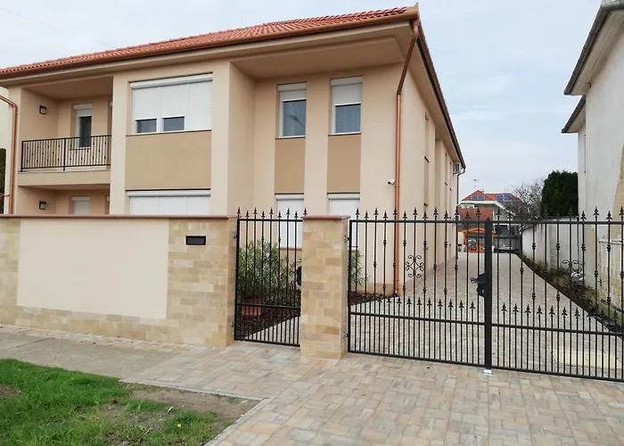 Imola Es Andrea Apartmanhaz 3 Апартаменты Хайдусобосло