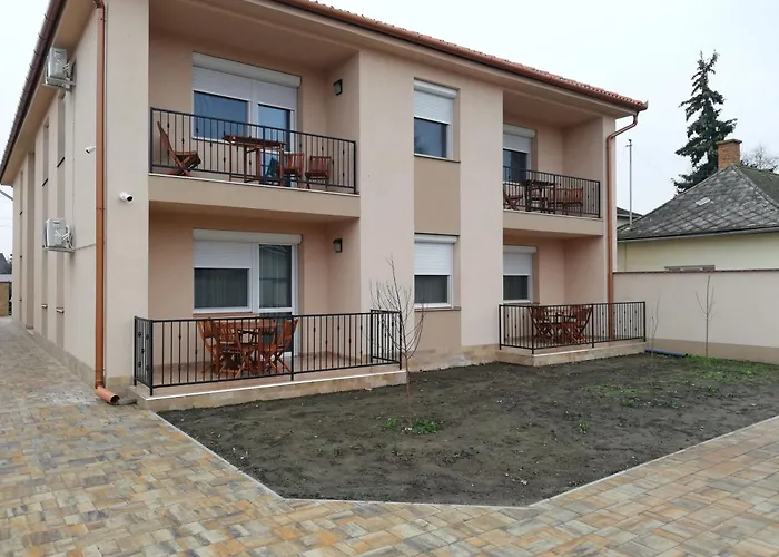Imola Es Andrea Apartmanhaz 3 Хайдусобосло