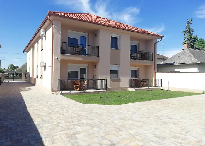 Imola Es Andrea Apartmanhaz 3 Апартаменты Хайдусобосло